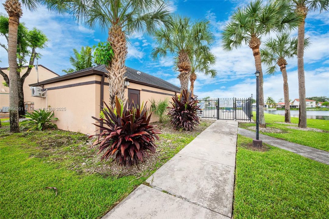 合同活跃: $399,900 (3 贝兹, 2 浴室, 1170 平方英尺)