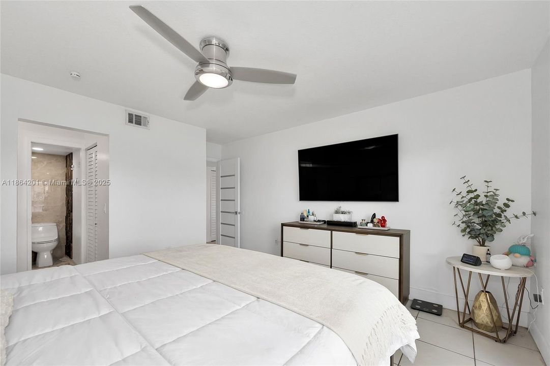 合同活跃: $399,900 (3 贝兹, 2 浴室, 1170 平方英尺)