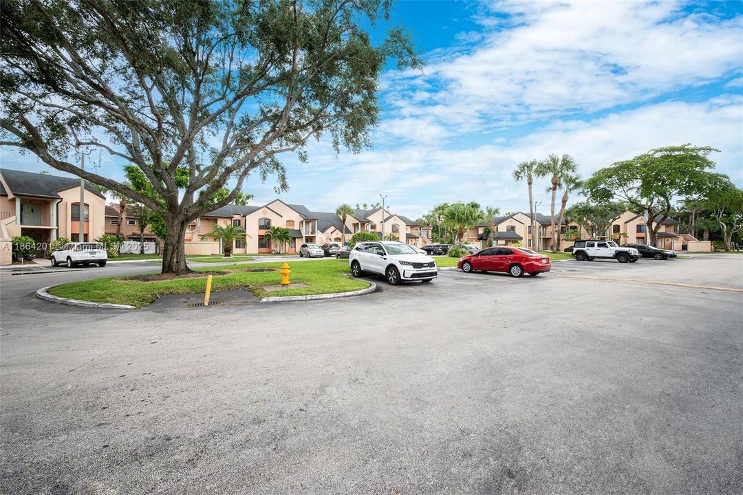 合同活跃: $399,900 (3 贝兹, 2 浴室, 1170 平方英尺)