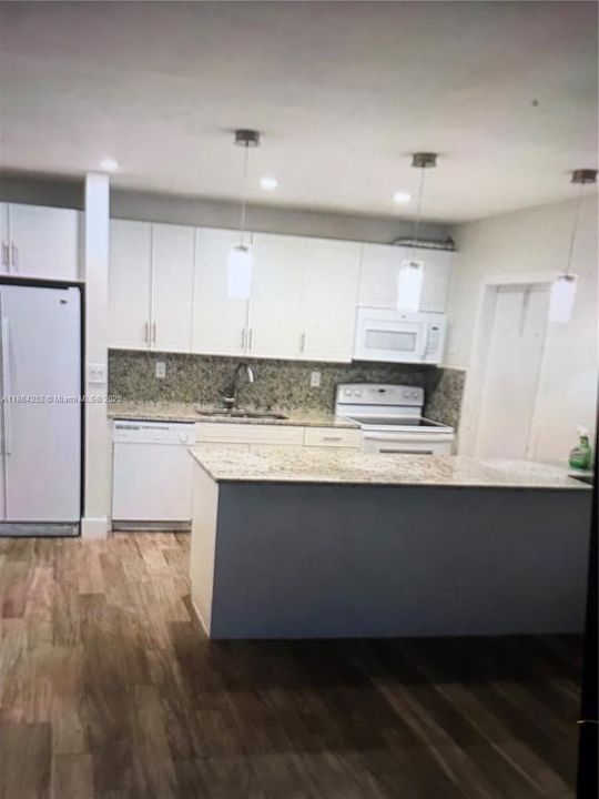 На продажу: $345,000 (2 спален, 2 ванн, 1022 Квадратных фут)