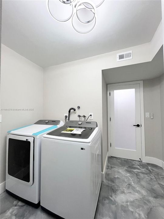 For Sale: $235,000 (2 beds, 2 baths, 1270 Square Feet)