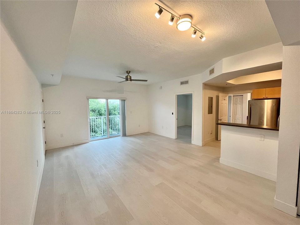 待售: $175,000 (1 贝兹, 1 浴室, 720 平方英尺)