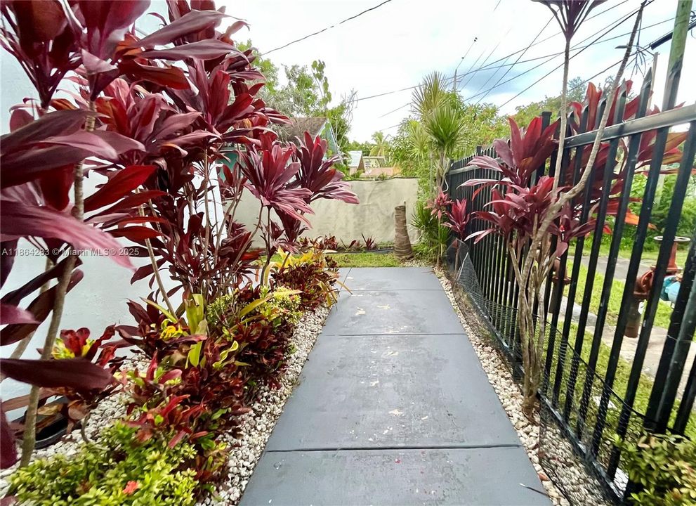 待售: $175,000 (1 贝兹, 1 浴室, 720 平方英尺)