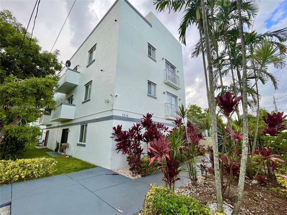 待售: $175,000 (1 贝兹, 1 浴室, 720 平方英尺)