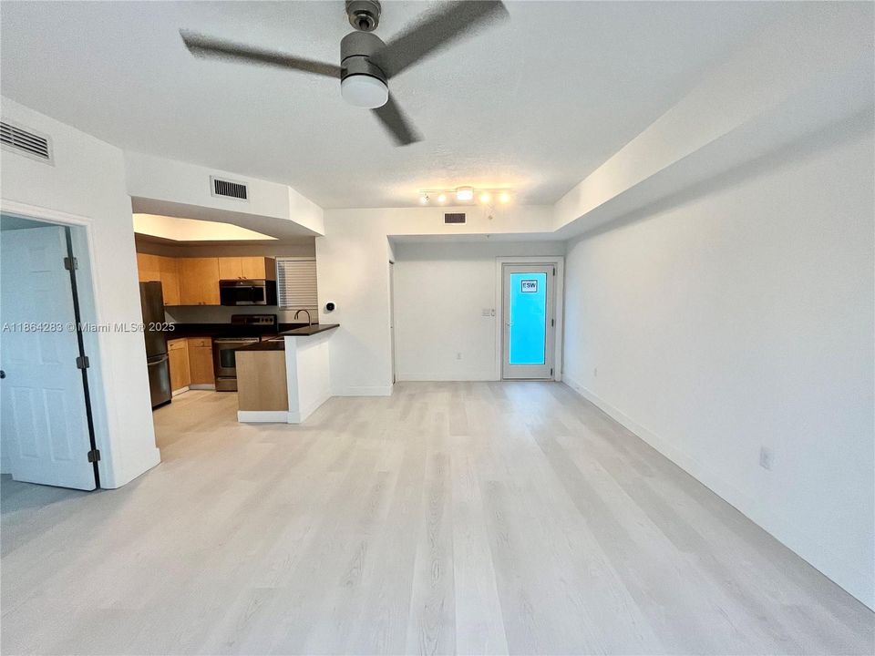 待售: $175,000 (1 贝兹, 1 浴室, 720 平方英尺)