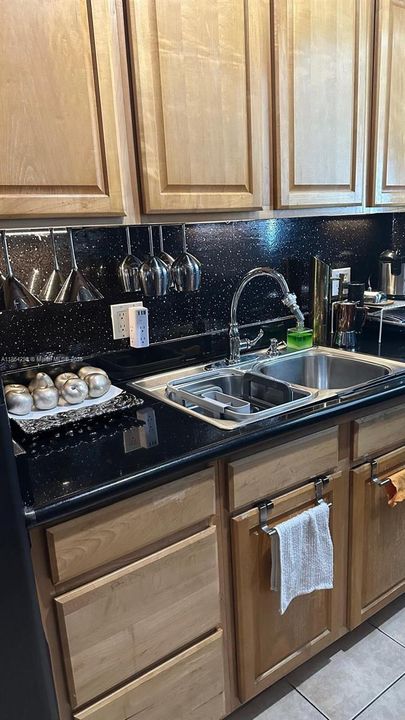 待售: $210,000 (1 贝兹, 1 浴室, 470 平方英尺)