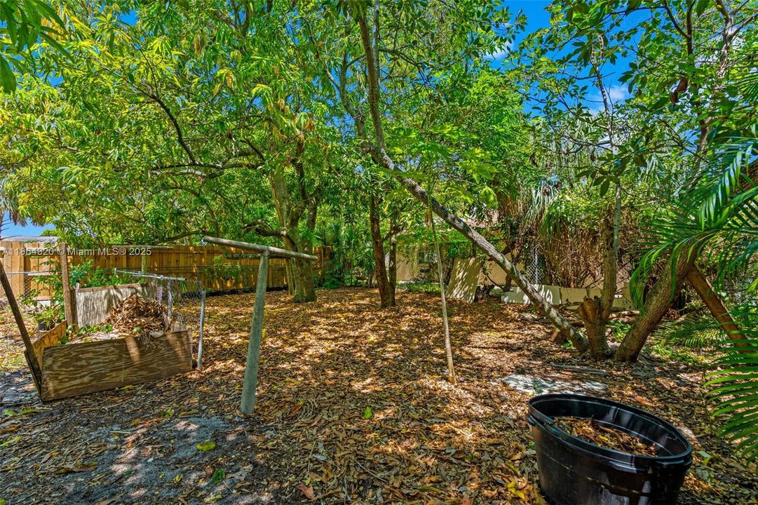 Active With Contract: $229,900 (2 beds, 1 baths, 816 Square Feet)