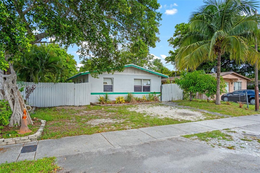 Active With Contract: $229,900 (2 beds, 1 baths, 816 Square Feet)