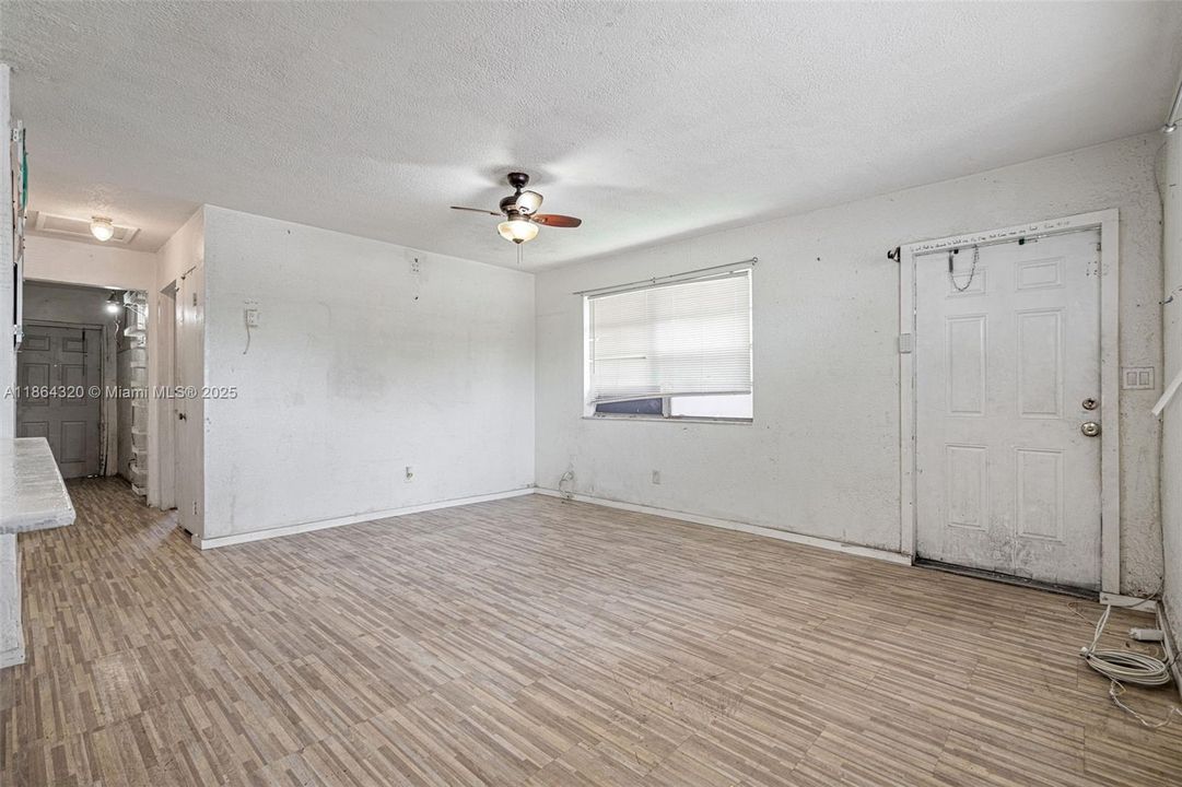 Active With Contract: $229,900 (2 beds, 1 baths, 816 Square Feet)