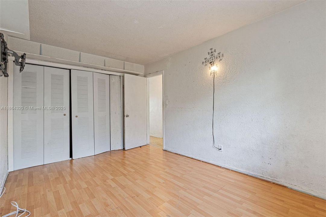 Active With Contract: $229,900 (2 beds, 1 baths, 816 Square Feet)