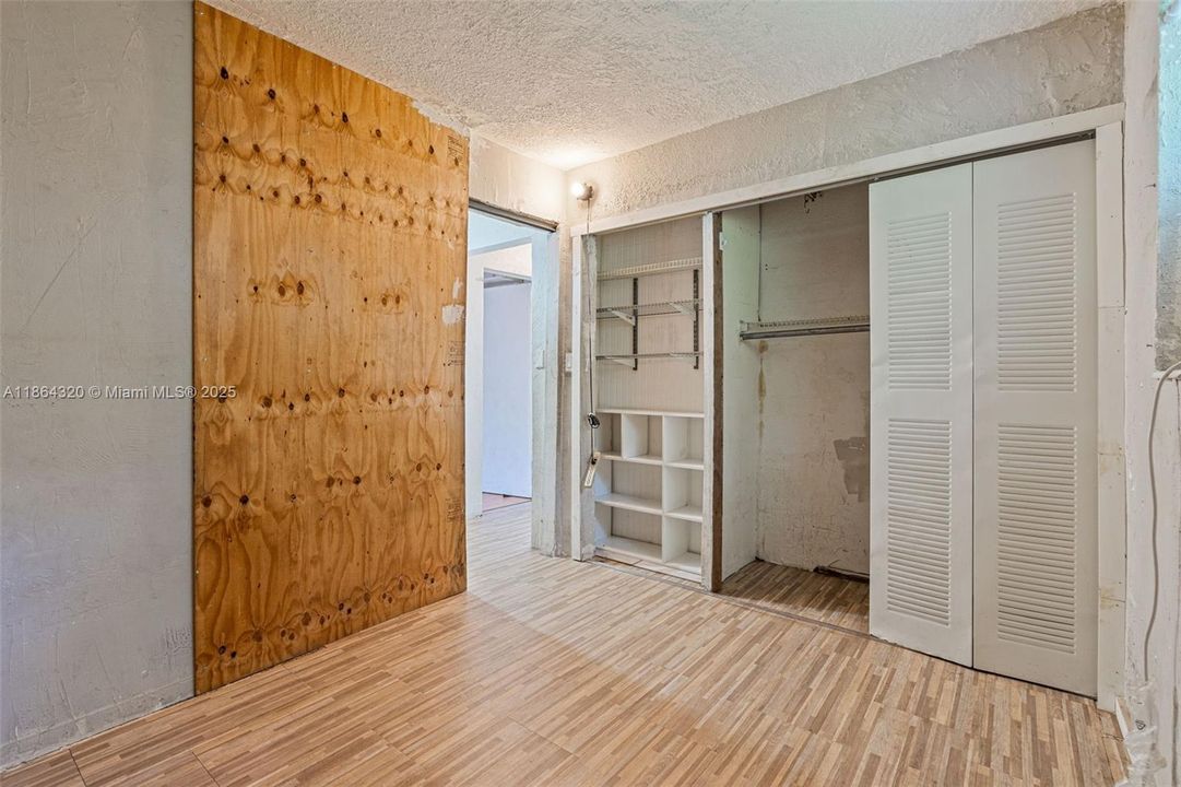 Active With Contract: $229,900 (2 beds, 1 baths, 816 Square Feet)