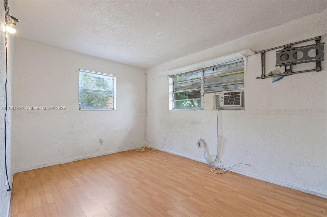 Active With Contract: $229,900 (2 beds, 1 baths, 816 Square Feet)