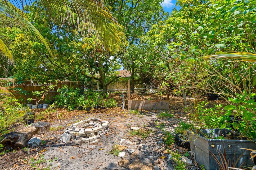 Active With Contract: $229,900 (2 beds, 1 baths, 816 Square Feet)