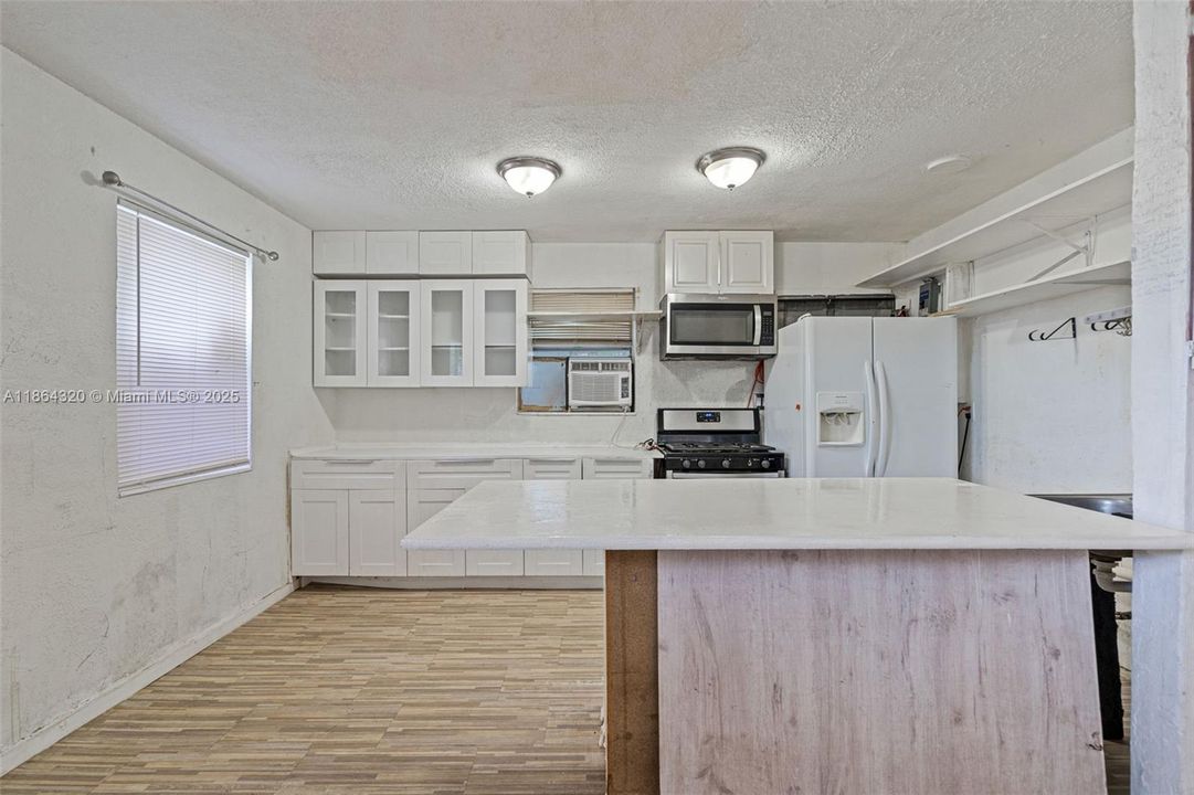 Active With Contract: $229,900 (2 beds, 1 baths, 816 Square Feet)