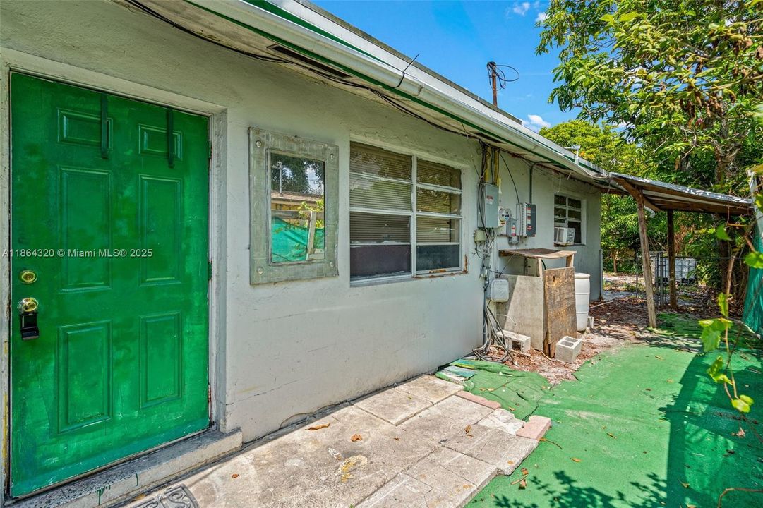 Active With Contract: $229,900 (2 beds, 1 baths, 816 Square Feet)