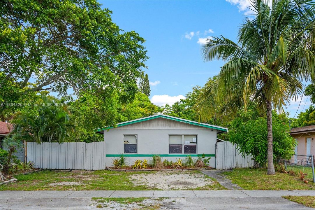 Active With Contract: $229,900 (2 beds, 1 baths, 816 Square Feet)