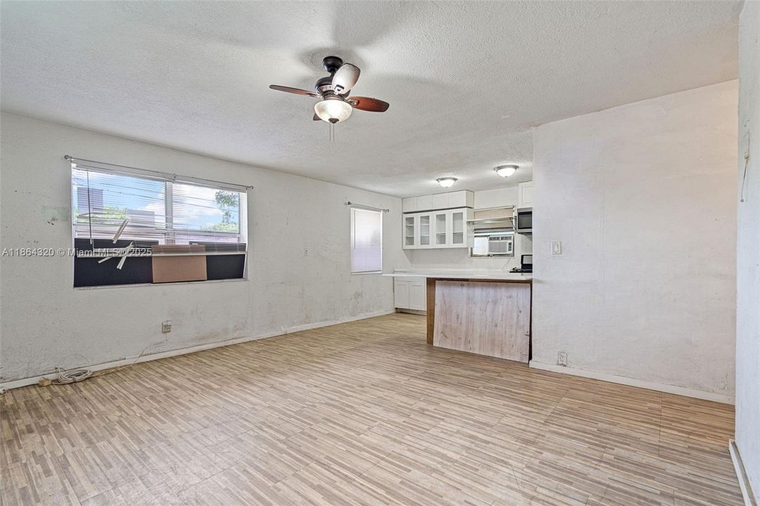 Active With Contract: $229,900 (2 beds, 1 baths, 816 Square Feet)