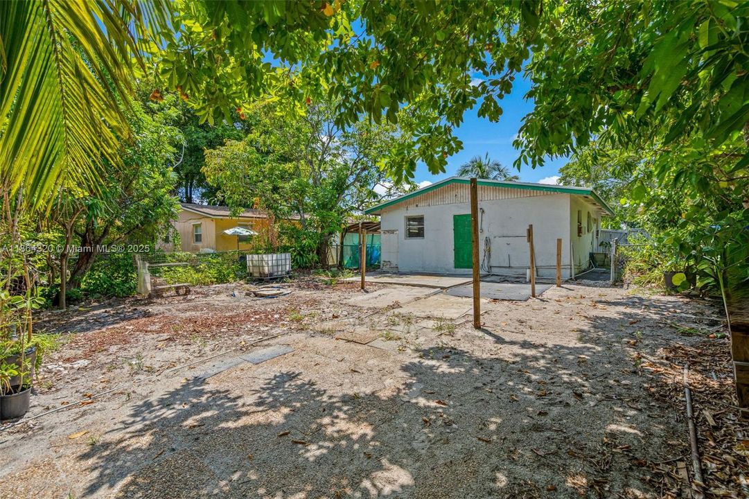 Active With Contract: $229,900 (2 beds, 1 baths, 816 Square Feet)