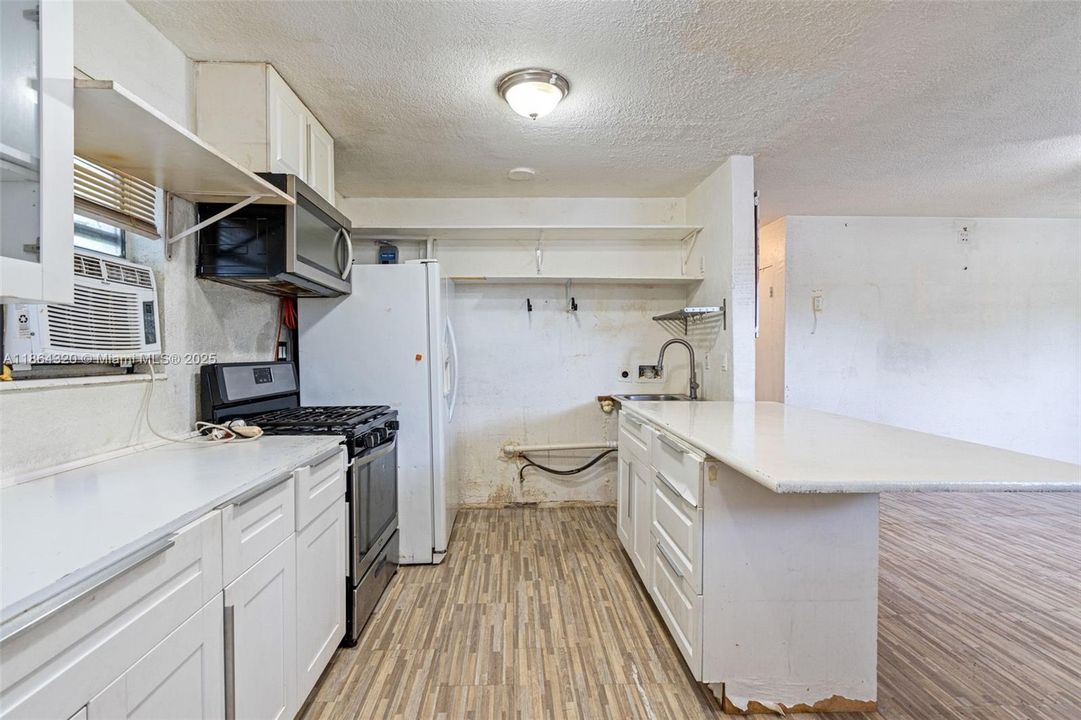 Active With Contract: $229,900 (2 beds, 1 baths, 816 Square Feet)