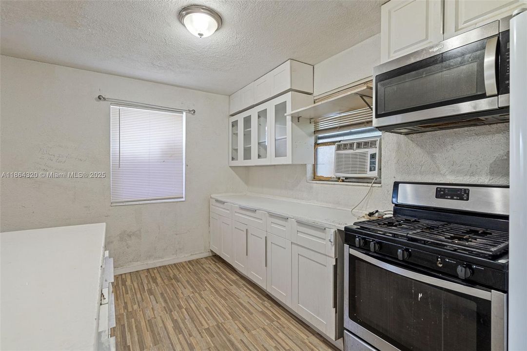 Active With Contract: $229,900 (2 beds, 1 baths, 816 Square Feet)