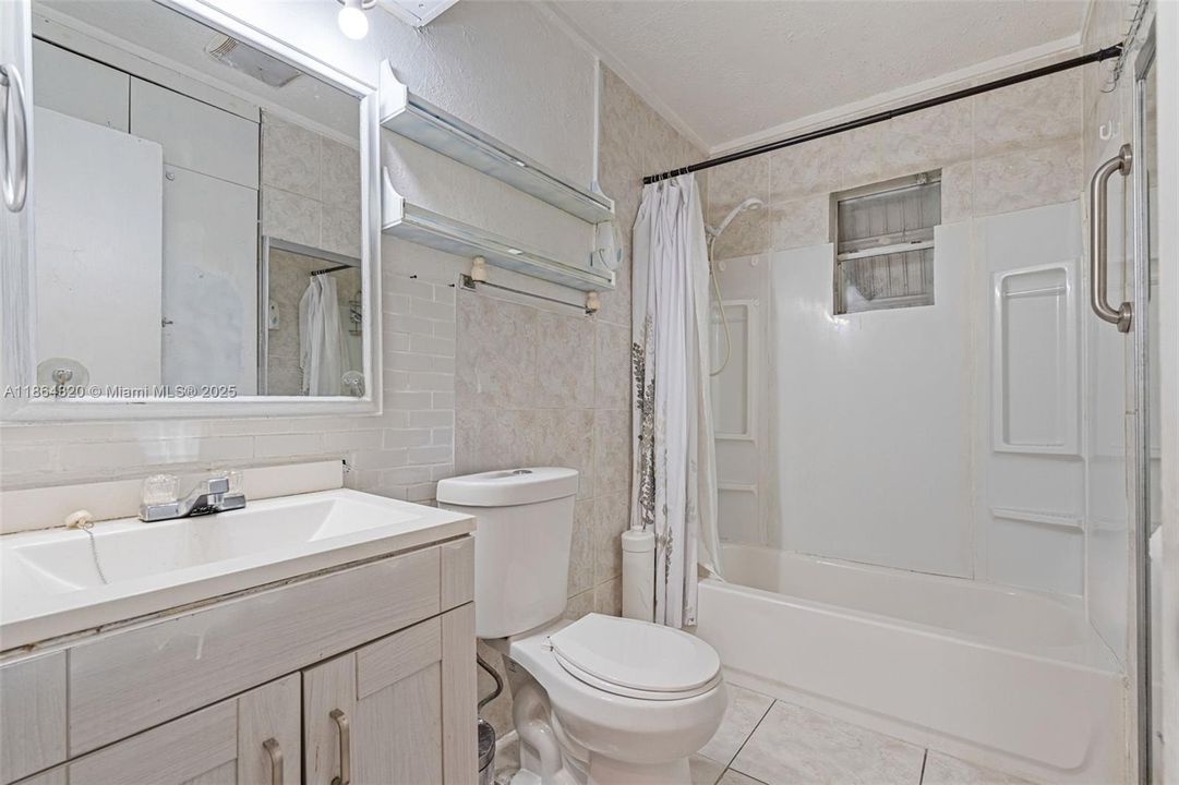 Active With Contract: $229,900 (2 beds, 1 baths, 816 Square Feet)