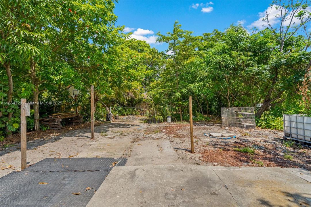 Active With Contract: $229,900 (2 beds, 1 baths, 816 Square Feet)