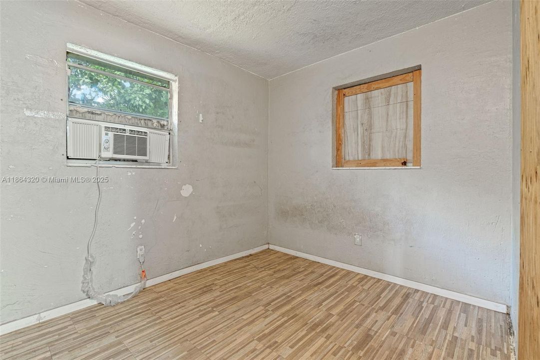 Active With Contract: $229,900 (2 beds, 1 baths, 816 Square Feet)