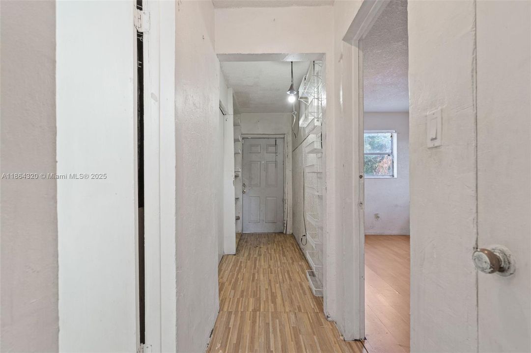 Active With Contract: $229,900 (2 beds, 1 baths, 816 Square Feet)