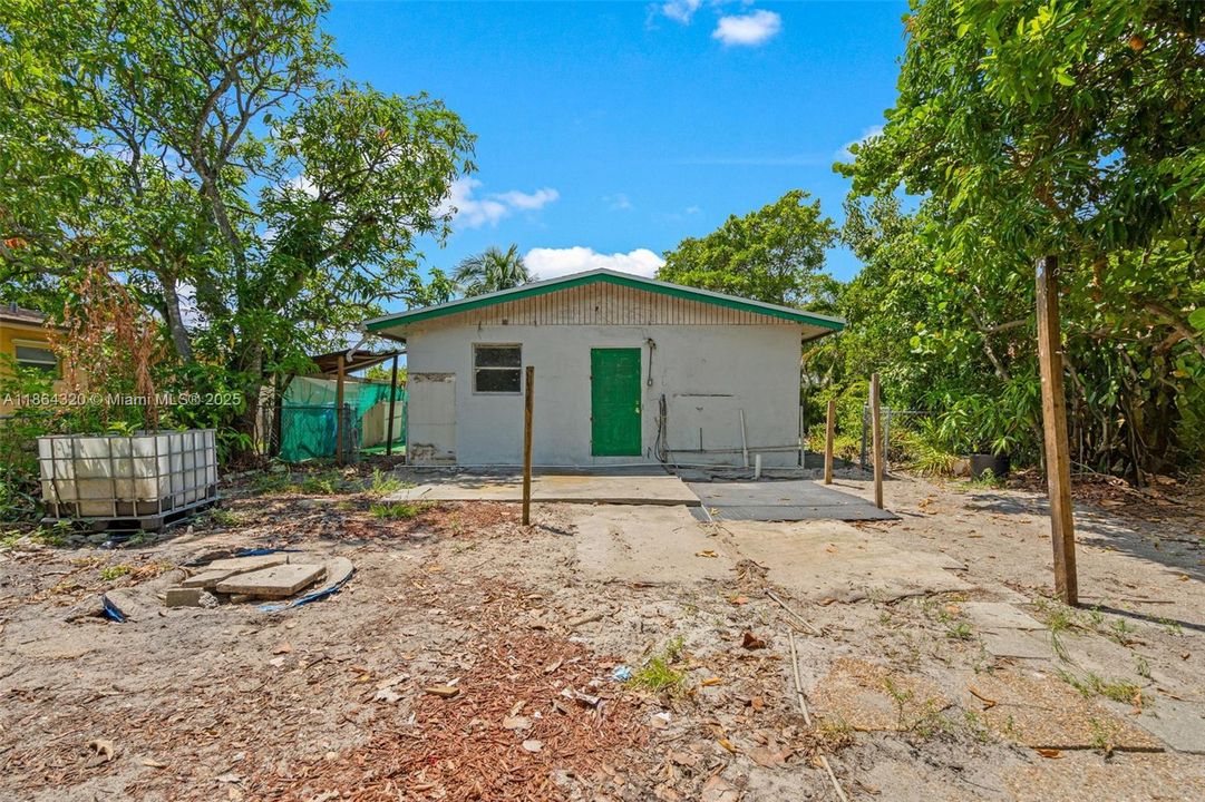 Active With Contract: $229,900 (2 beds, 1 baths, 816 Square Feet)