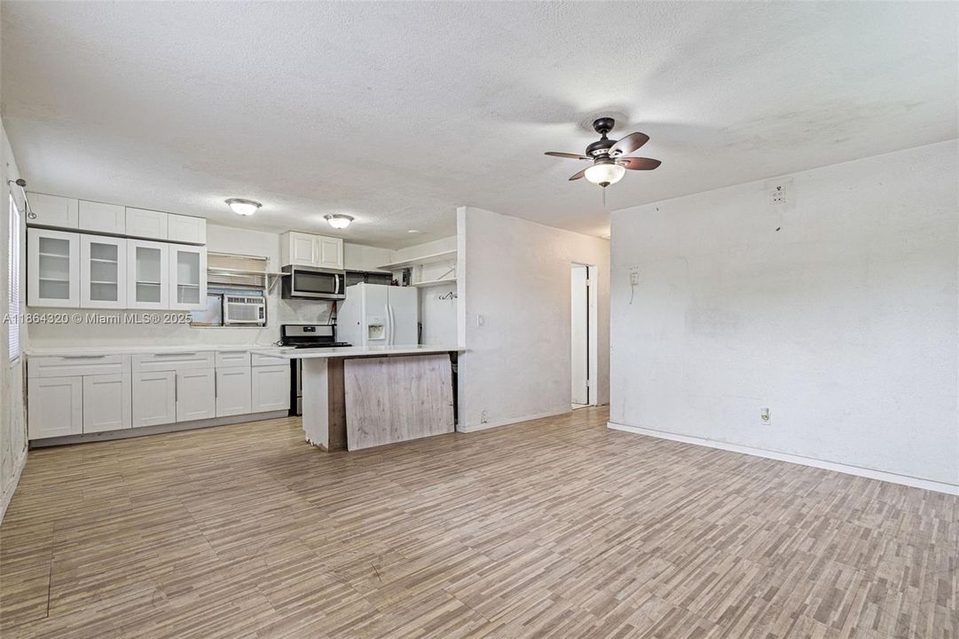 Active With Contract: $229,900 (2 beds, 1 baths, 816 Square Feet)
