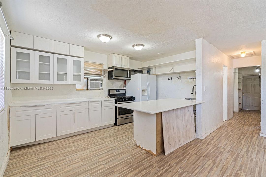 Active With Contract: $229,900 (2 beds, 1 baths, 816 Square Feet)