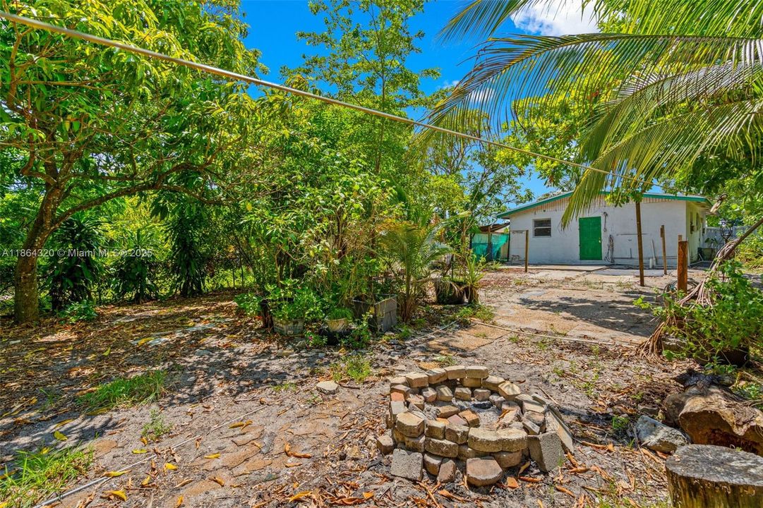 Active With Contract: $229,900 (2 beds, 1 baths, 816 Square Feet)