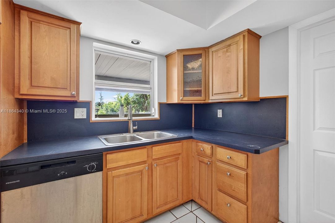Recently Sold: $250,000 (3 beds, 2 baths, 1344 Square Feet)