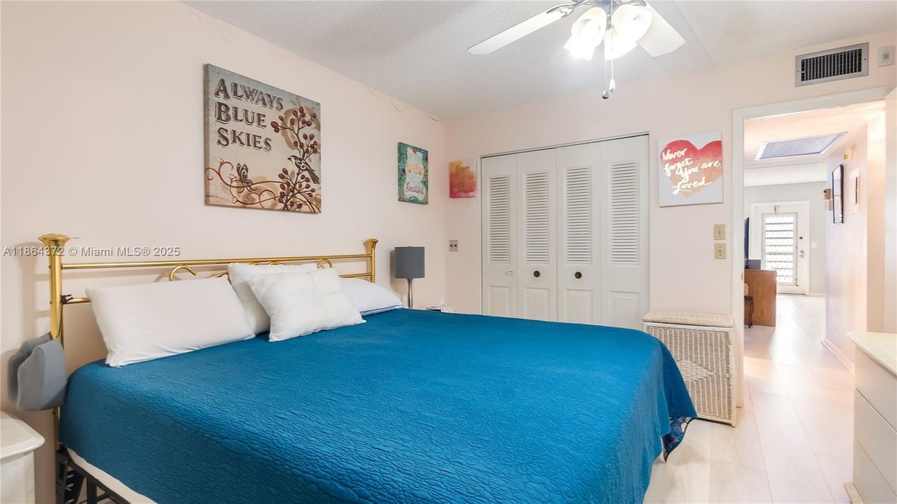 合同活跃: $123,000 (2 贝兹, 1 浴室, 841 平方英尺)