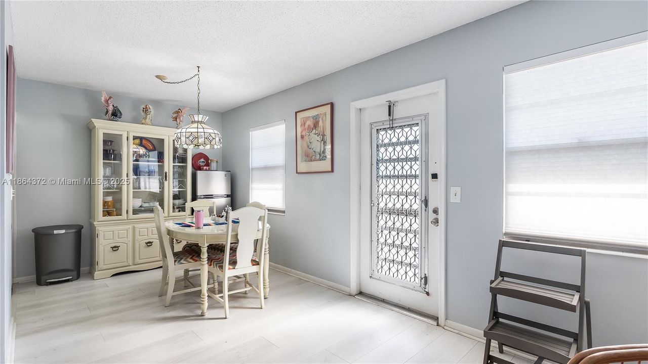 合同活跃: $123,000 (2 贝兹, 1 浴室, 841 平方英尺)