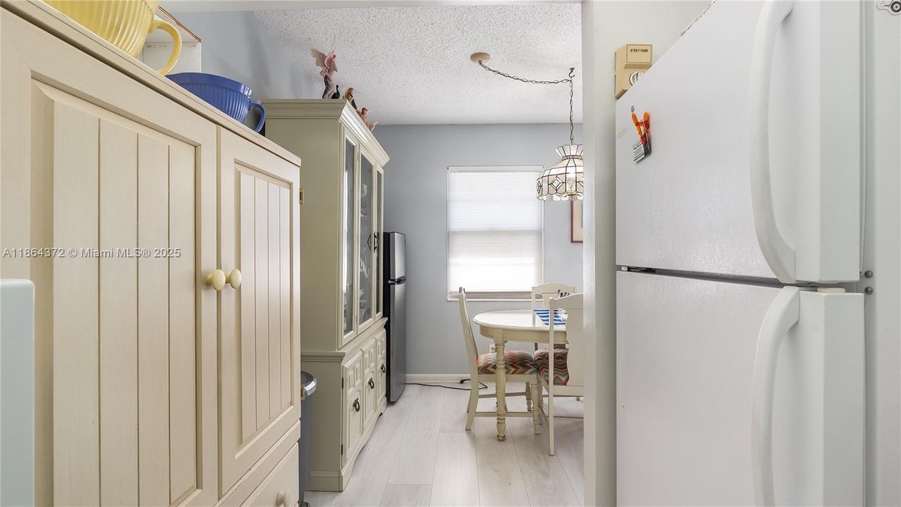 合同活跃: $123,000 (2 贝兹, 1 浴室, 841 平方英尺)