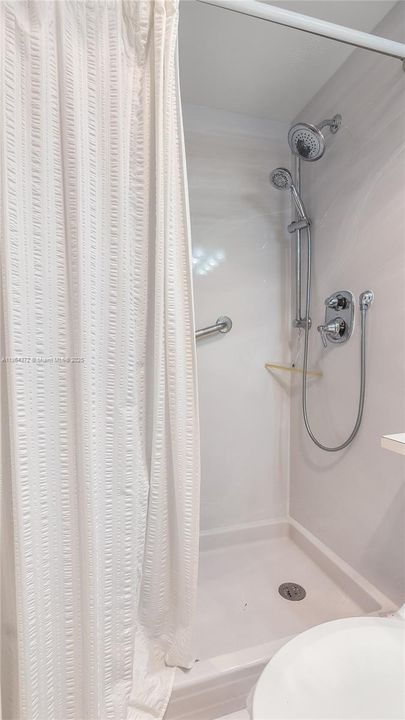 合同活跃: $123,000 (2 贝兹, 1 浴室, 841 平方英尺)