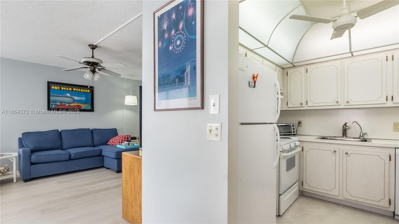 合同活跃: $123,000 (2 贝兹, 1 浴室, 841 平方英尺)