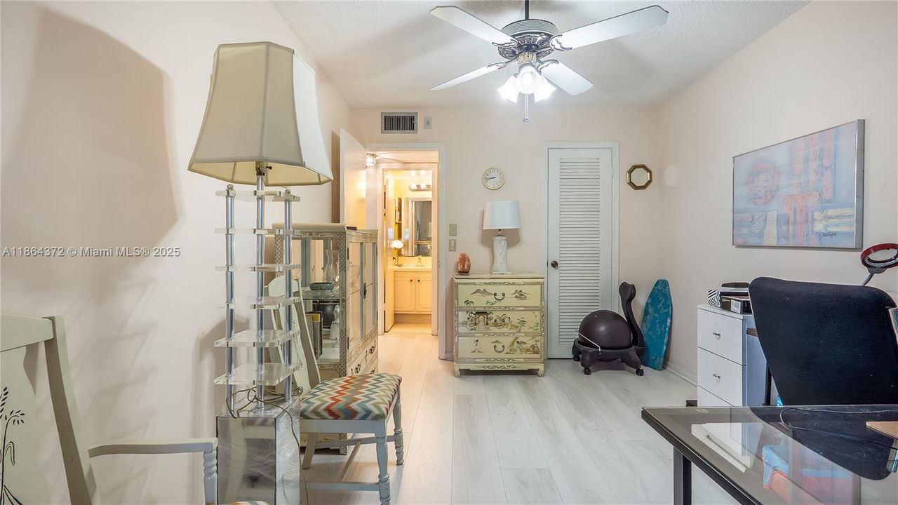 合同活跃: $123,000 (2 贝兹, 1 浴室, 841 平方英尺)