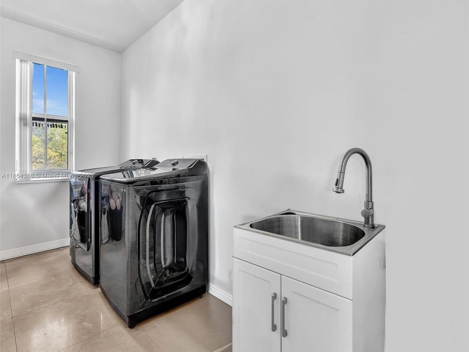 For Sale: $1,985,000 (5 beds, 5 baths, 4356 Square Feet)