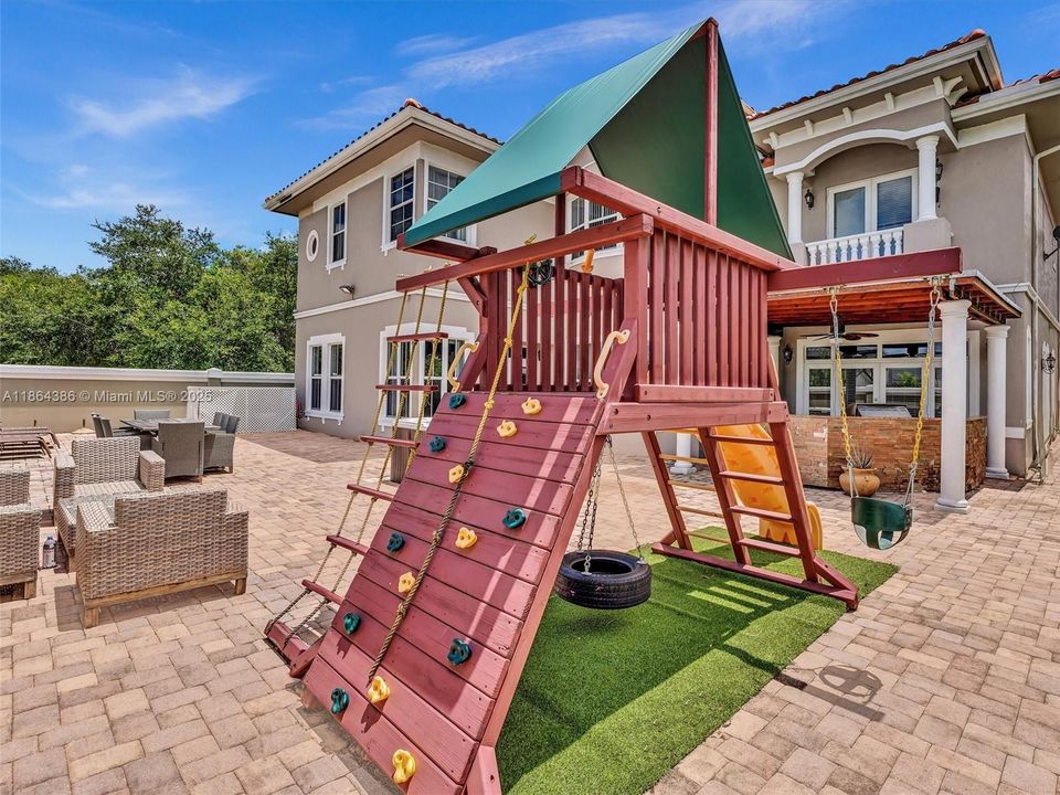 For Sale: $1,985,000 (5 beds, 5 baths, 4356 Square Feet)