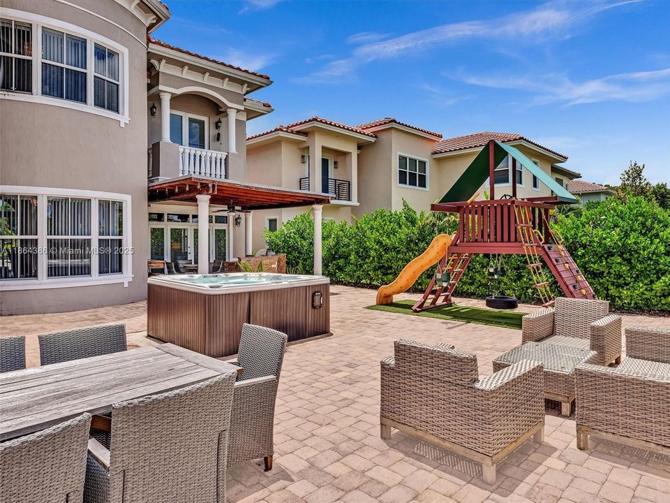 For Sale: $1,985,000 (5 beds, 5 baths, 4356 Square Feet)