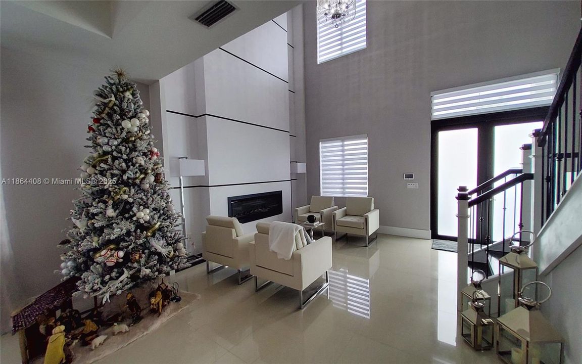 出租: $8,500 (5 贝兹, 5 浴室, 4205 平方英尺)