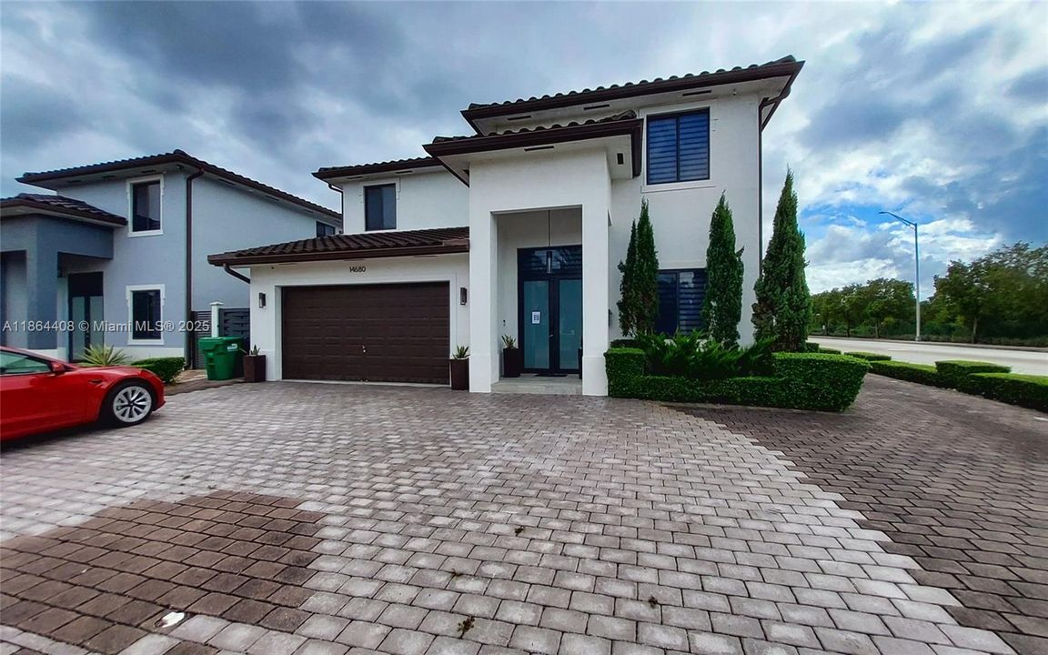 出租: $8,500 (5 贝兹, 5 浴室, 4205 平方英尺)