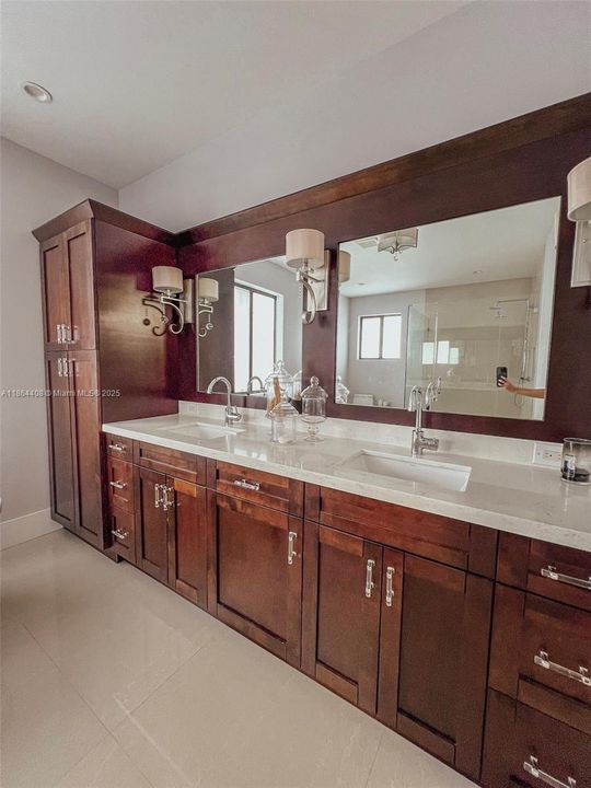 出租: $8,500 (5 贝兹, 5 浴室, 4205 平方英尺)