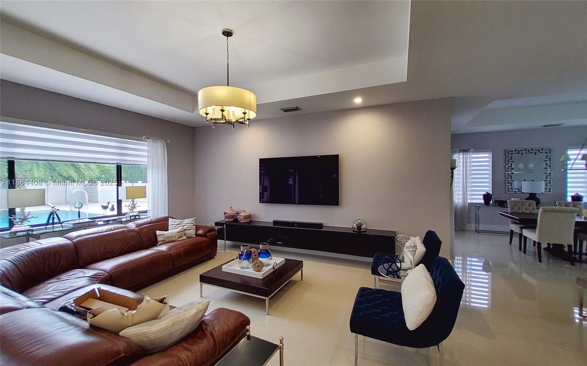 出租: $8,500 (5 贝兹, 5 浴室, 4205 平方英尺)