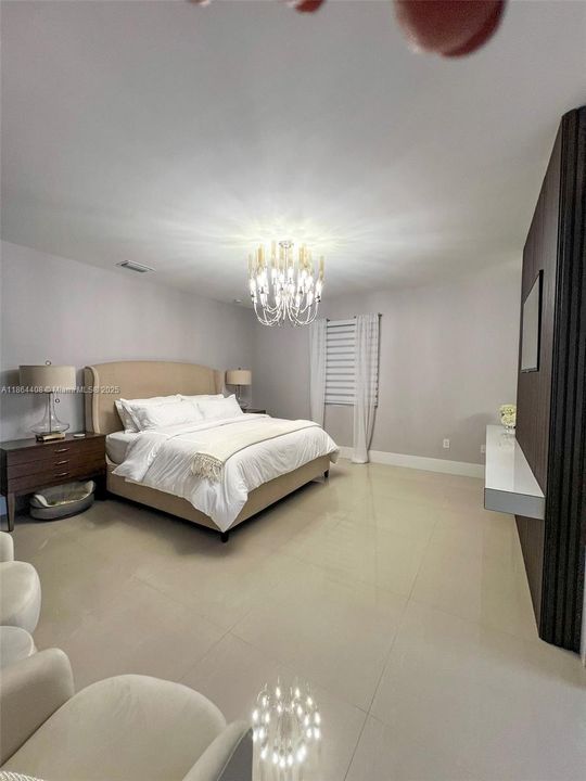 出租: $8,500 (5 贝兹, 5 浴室, 4205 平方英尺)