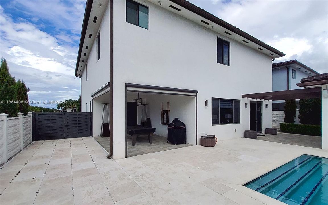 出租: $8,500 (5 贝兹, 5 浴室, 4205 平方英尺)