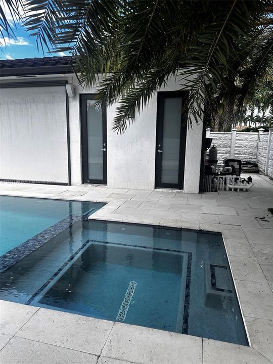 出租: $8,500 (5 贝兹, 5 浴室, 4205 平方英尺)