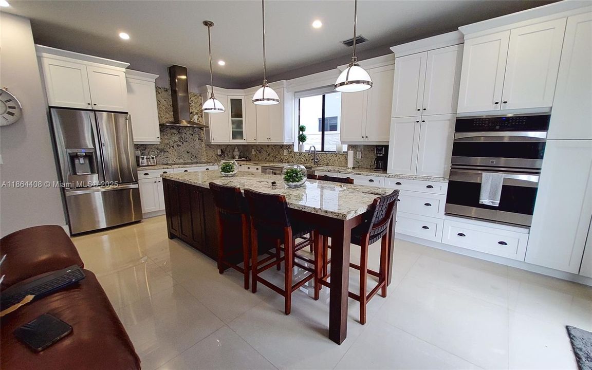 出租: $8,500 (5 贝兹, 5 浴室, 4205 平方英尺)